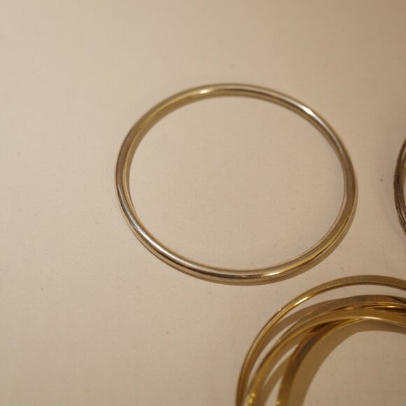 LOT OF BANGLE BRACELETS GOLD TONE AND SILVER TONE VINTAGE - Picture 3 of 6